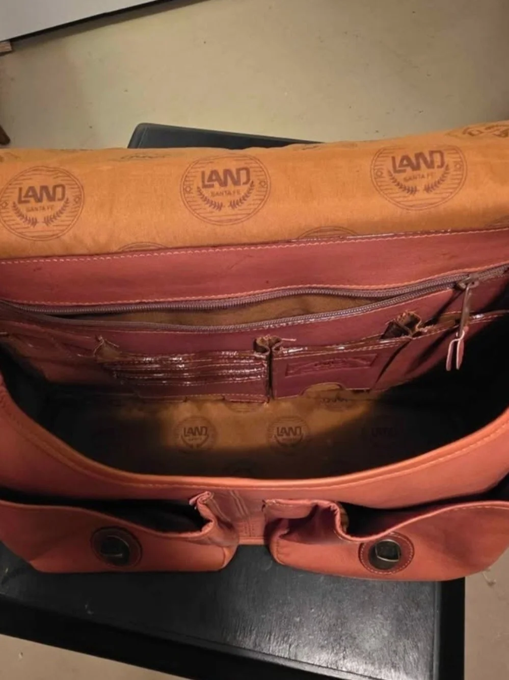 Vintage Messenger Bag in Tan/Brown with Adjustable Strap. Excellent Condition